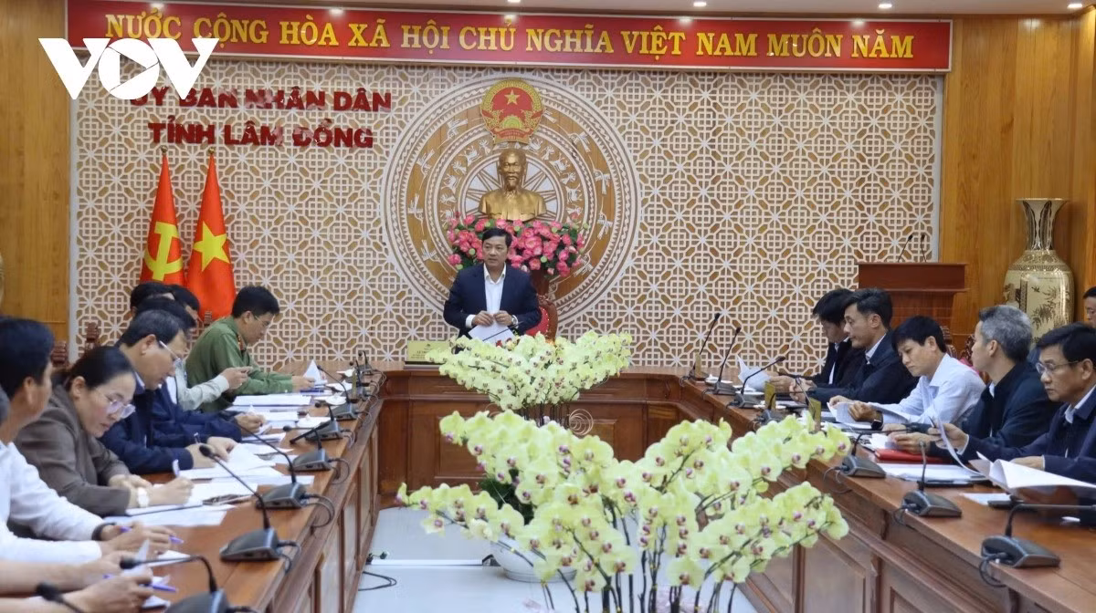 lanh-dao-ubnd-tinh-lam-dong-cac-so-nganh-lien-quan-va-dai-dien-nha-dau-tu-tham-du-buoi-hop.jpg