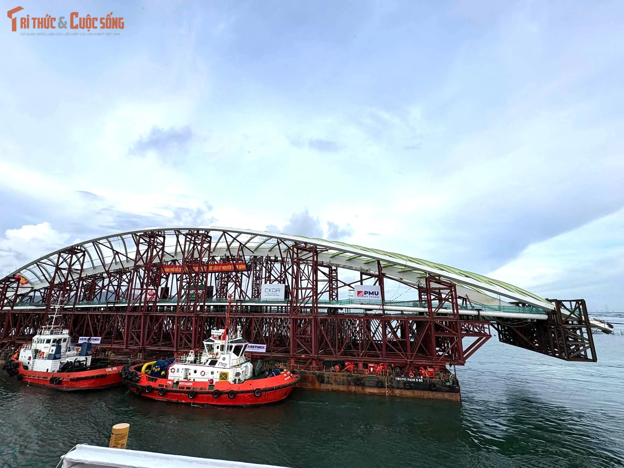 Hải trình đưa “lá dừa nước” khổng lồ vượt 124 km về trung tâm TP HCM