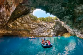 Melissani- hồ nước nằm trong hang động có 'cửa sổ' nhìn thẳng lên bầu trời 