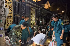 Bộ đội, dân quân thức trắng đêm dọn bùn đất, giúp dân ứng phó mưa ngập