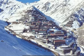 Khám phá thị trấn trăm tuổi không có đường phố trên dãy núi Andes