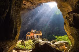 Động Phraya Nakhon- nơi Mặt Trời chiếu sáng một cung điện giữa lòng núi