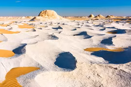 Giữa Sahara có một 'sa mạc tuyết trắng' kỳ lạ đến khó tin
