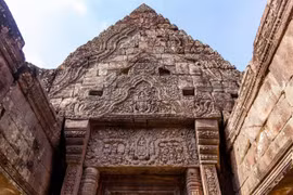 Khám phá ngôi đền Khmer cổ ít được biết đến bên núi thiêng ở Lào 