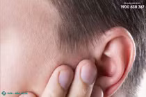 Trẻ 7 tuổi nhập viện vì biến chứng viêm tai giữa cấp sau ho, sổ mũi kéo dài