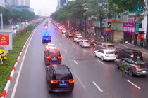 Không chỉ phục vụ hiệu quả nhiệm vụ chính trị đặc biệt quan trọng, việc kết hợp linh hoạt giữa tín hiệu đèn giao thông thông minh và hiệu lệnh trực tiếp của CSGT còn tạo sự rõ ràng, thống nhất đối với người tham gia giao thông. Khi việc điều tiết được thực hiện mạch lạc, dễ nhận biết, người dân thuận tiện chấp hành, qua đó góp phần bảo đảm an toàn cho bản thân và đồng hành cùng lực lượng chức năng trong quá trình thực hiện nhiệm vụ.