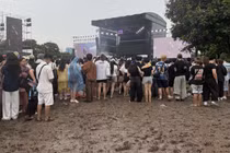 Bỏ tiền triệu đi concert Những Thành Phố Mơ Màng để... lội bùn bắt cua