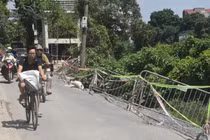 Cận cảnh đường Bờ Tây sông Nhuệ sạt lở gây mất an toàn giao thông