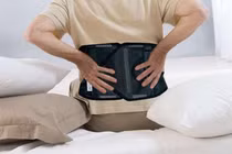 Cột sống yếu đi, teo cơ, cứng khớp vì đeo đai lưng sai cách