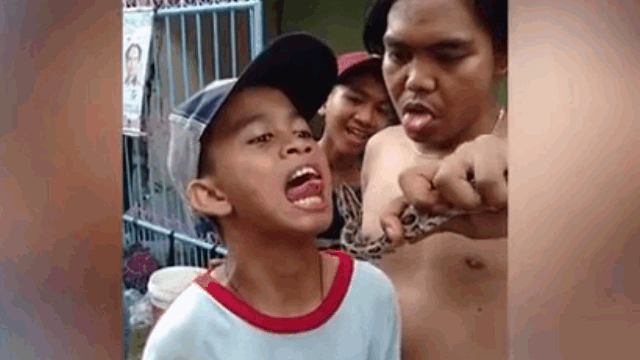 Video: Nghịch dại "trêu ngươi" con trăn, cậu bé suýt bị đớp mất lưỡi