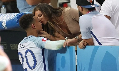 Thất bại tại Euro 2016, sao tuyển Anh được mỹ nhân an ủi