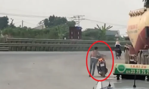 Video người đàn ông bình tĩnh dắt chiếc xe máy đang bốc cháy