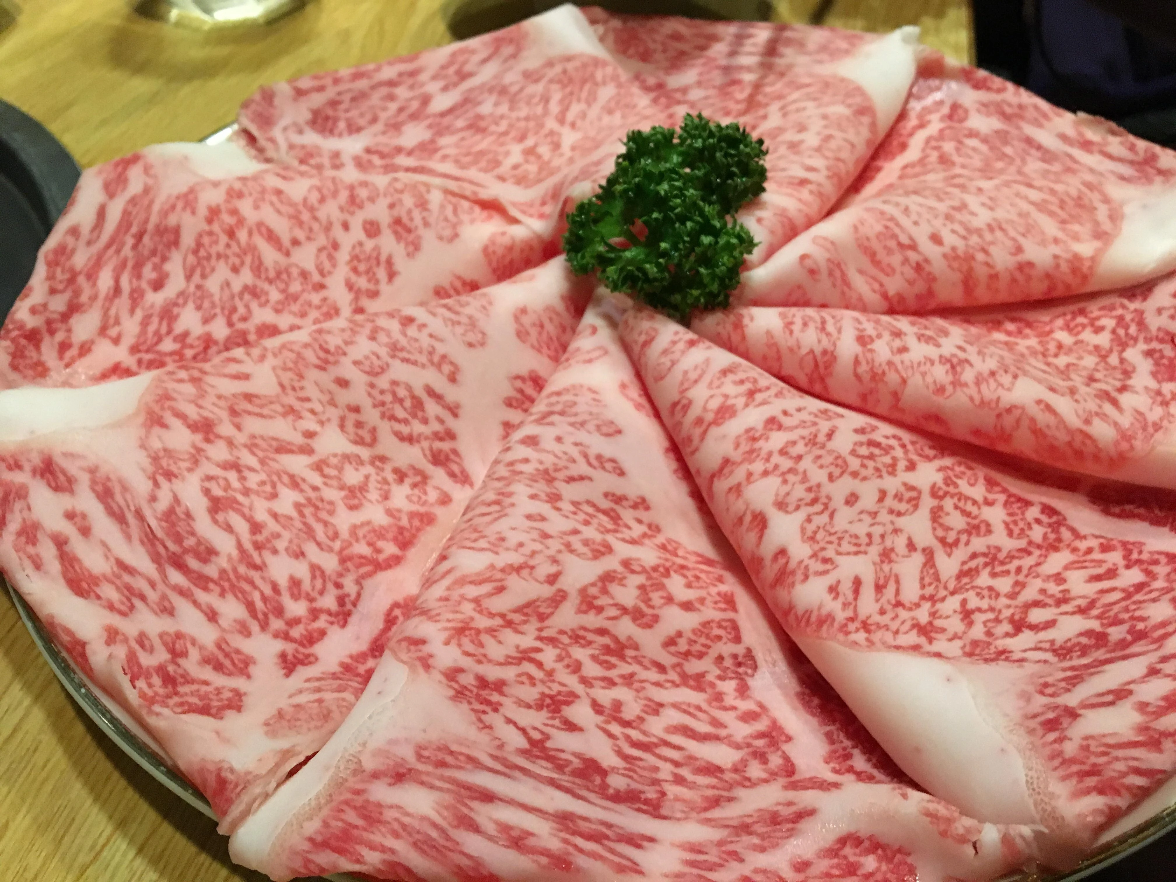 Vì sao thịt bò Kobe 18 triệu đồng/kg mà vẫn ùn ùn người mua?