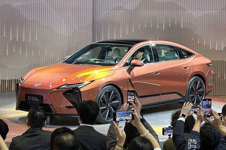 Lexus ES 2025 ra mắt - sedan hạng sang Nhật chạy điện đầu tiên