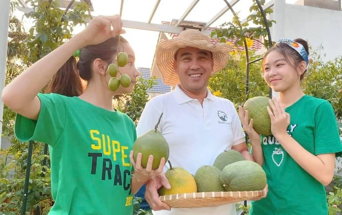 Khu vườn ngập tràn hoa thơm trái ngọt trong biệt thự của Quyền Linh