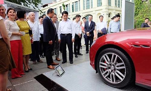 Chủ tịch Hà Nội "ngắm" xe sang Maserati Ghibli tiền tỷ 