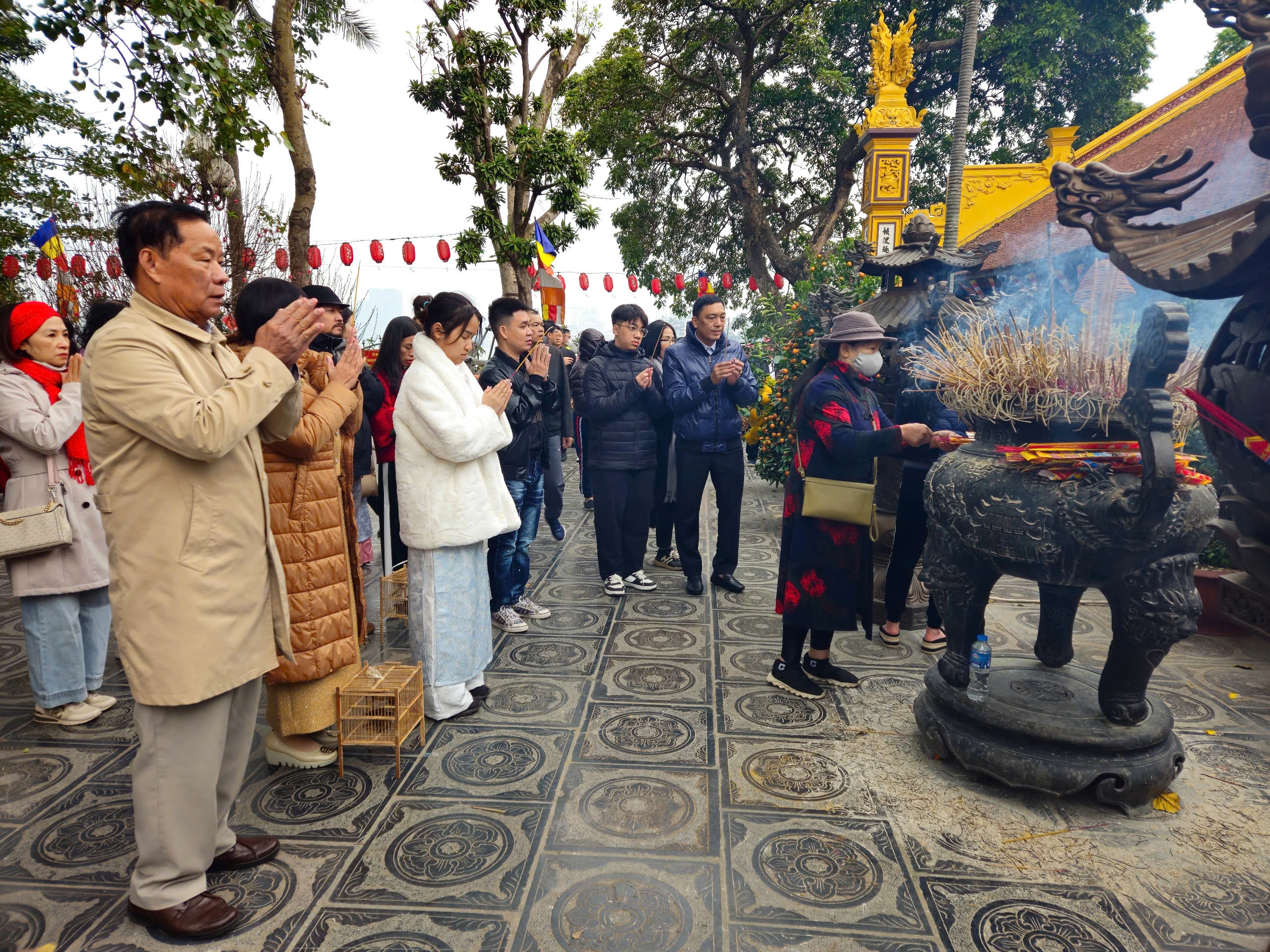 Người dân Hà Nội nô nức đi lễ chùa ngày mùng 1 Tết Ất Tỵ
