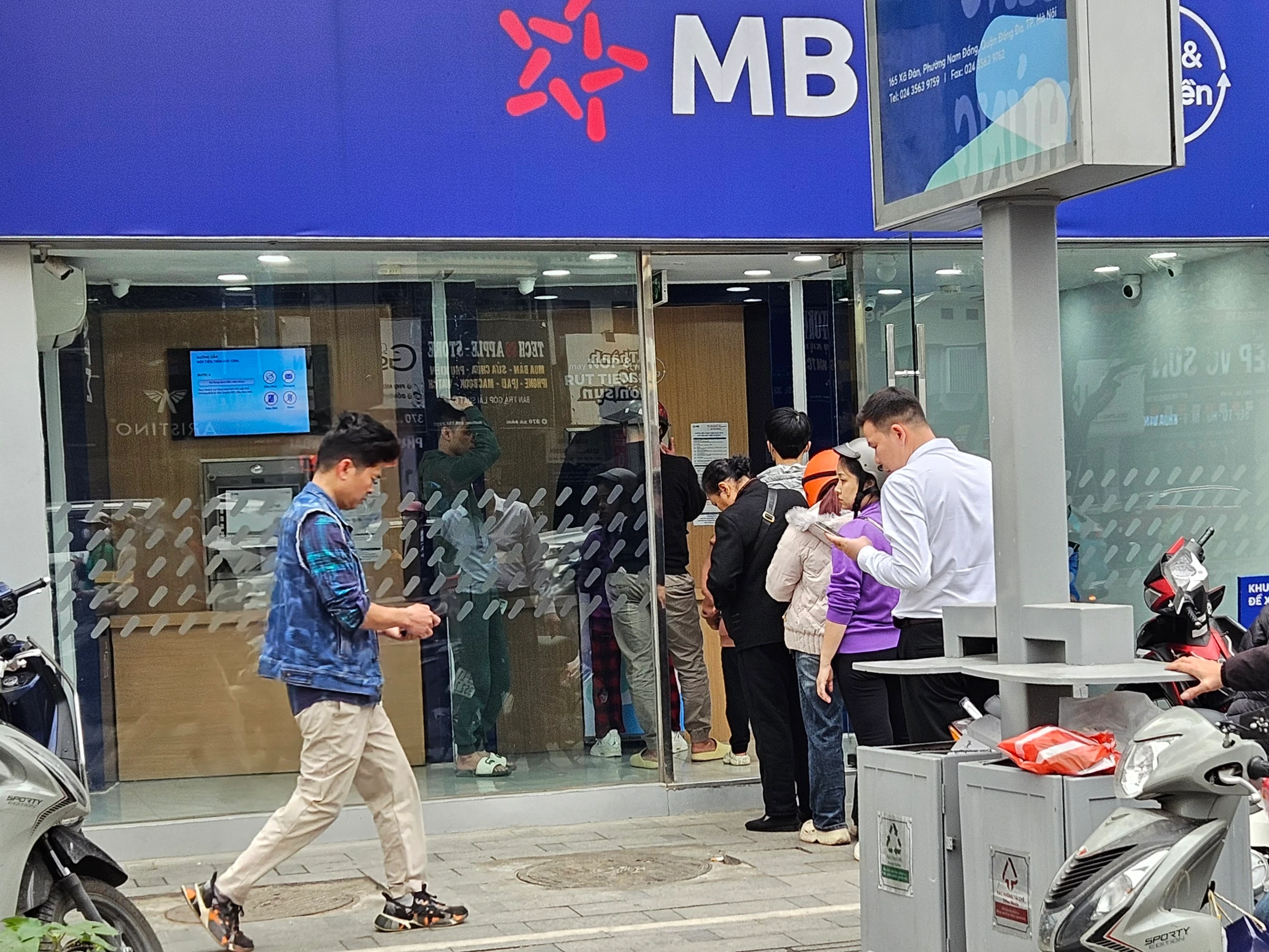 Chuyển đổi số, cây ATM hiếm hoi ở Hà Nội đông đúc ngày cận Tết