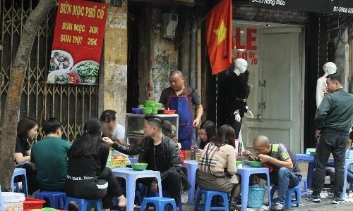 Mùng 2 Tết, hàng ăn vỉa hè Hà Nội tăng giá vẫn đắt khách