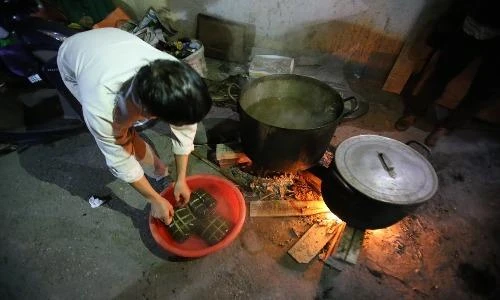 Chung tay gói bánh chưng Tết, người Hà Nội xích gần nhau hơn