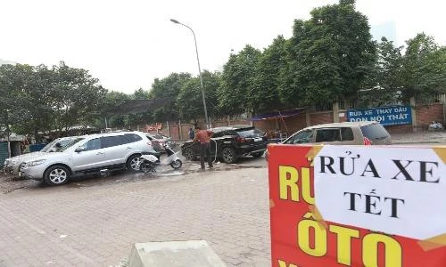 Giá rửa xe trước Tết tăng đột biến, dân vẫn xếp hàng chờ