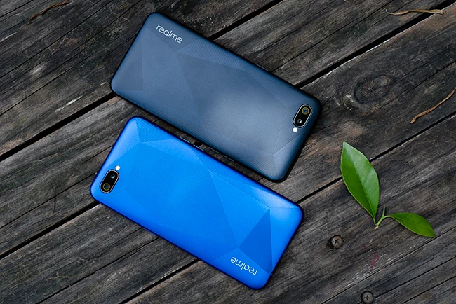 Ảnh thực tế Realme C2 với mặt lưng hiệu ứng kim cương
