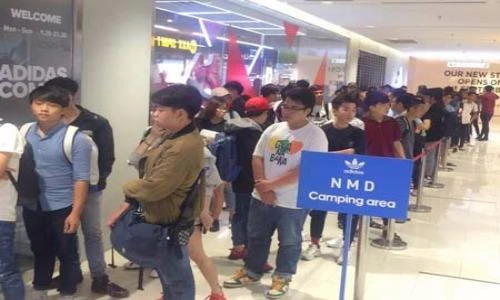 Thức xuyên đêm săn giày hiệu: Giới trẻ đang sống ảo, phù phiếm?