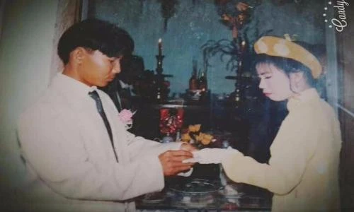 Dân mạng thi nhau khoe ảnh cưới son phấn lòe loẹt của bố mẹ
