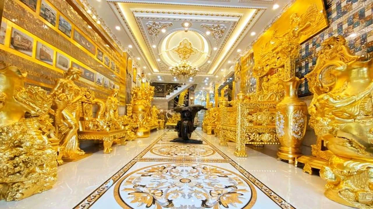 Cận cảnh ngôi nhà dát vàng độc lạ hút khách ở miền Tây
