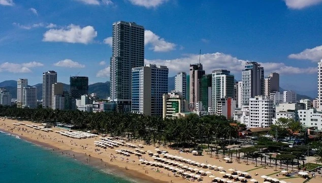 Giữa cao điểm dịch COVID-19, Hàng nghìn người vẫn tắm biển Nha Trang