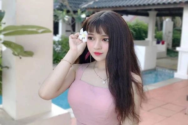 Dân tình giật mình với nhan sắc như "búp bê sống" của cô gái Quảng Nam