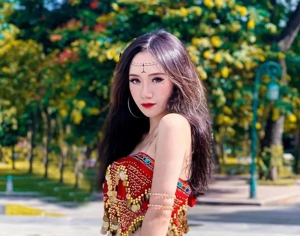 Điều ít biết về "cô giáo dạy nhảy hot nhất TikTok"