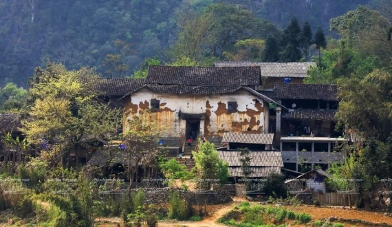 Bí ẩn nhà cổ trăm tuổi dáng chim đại bàng ở Hà Giang