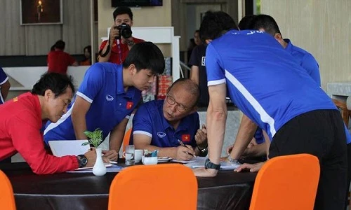 Đội tuyển Việt Nam họp kín điểm mặt hung thần Malaysia tại AFF Cup 2018