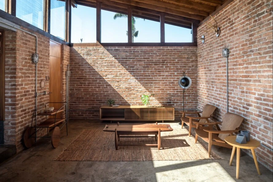 Nhà đẹp long lanh làm từ đá vỡ và gạch cũ