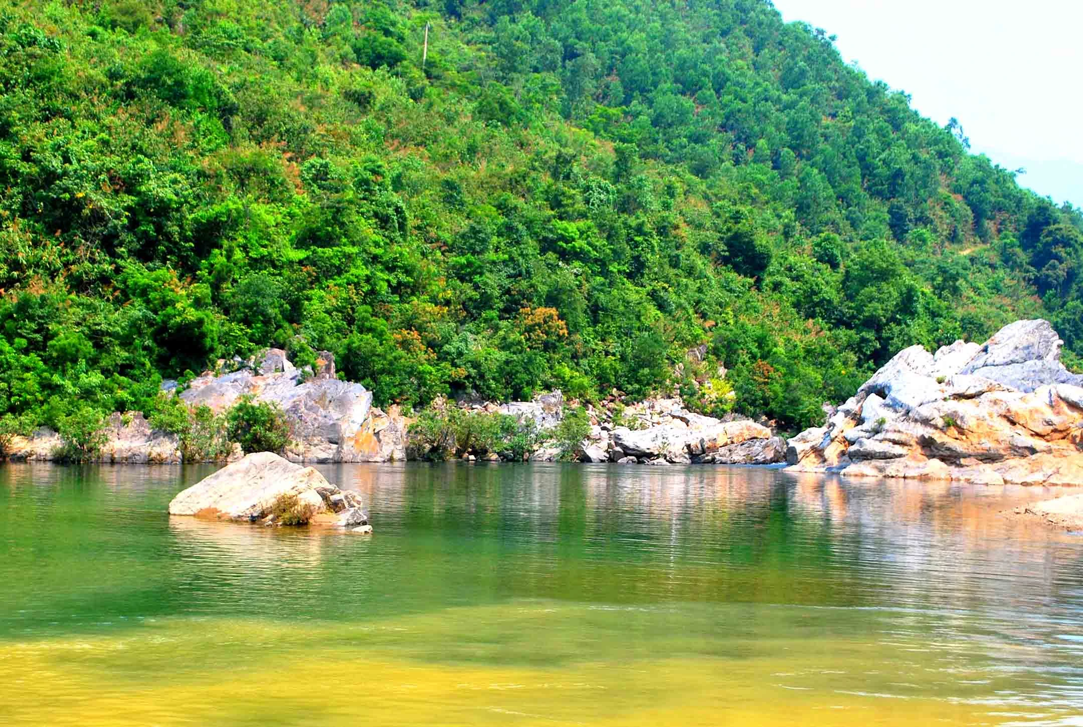 Ngắm bãi đá như ‘đàn cá heo’ ở miền núi Đà Nẵng