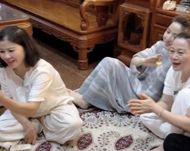 Về nhà chồng, vợ tương lai của Quang Hải thoải mái hát ca