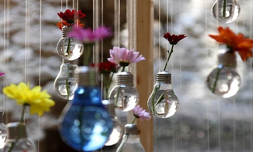 Phù phép bóng đèn cũ thành đồ trang trí đẹp mắt