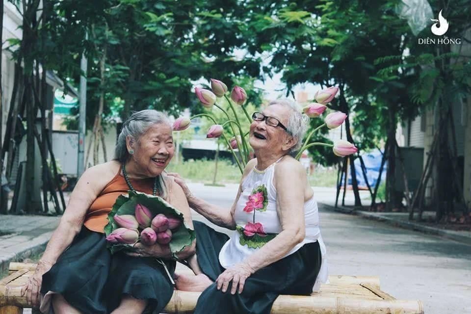 Dân mạng phát sốt với bộ ảnh hai cụ bà áo yếm bên hoa sen