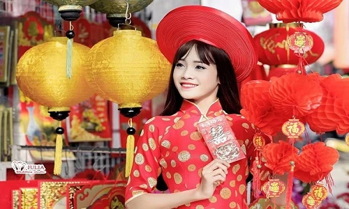“Chàng trai xinh gái” xuống phố đón Tết sớm