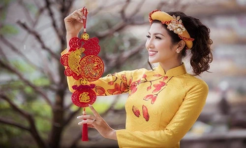 Nữ game thủ Việt xinh lung linh trong áo dài Tết