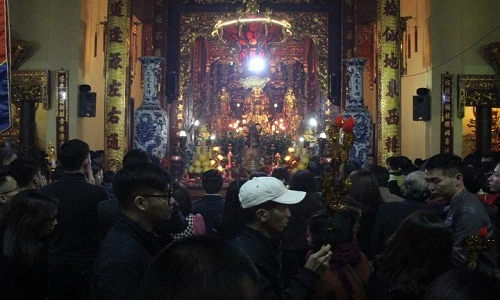Người dân Hà Nội đi chùa cầu may sau giao thừa Tết Đinh Dậu