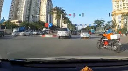 Video: Tài xế xe máy dùng điện thoại bị ôtô đâm trúng