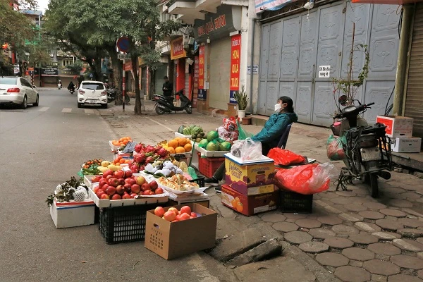 Chợ dân sinh đầu năm: Khách mua vắng hoe, chủ hàng ngủ gật