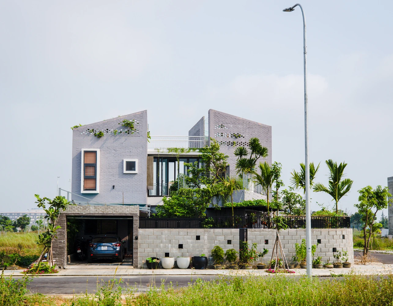 Báo Mỹ ca ngợi ngôi nhà quê xanh mướt giữa thành phố Đà Nẵng