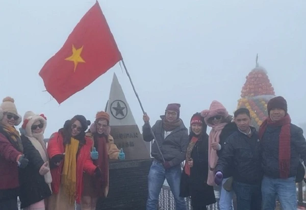 Video: Mặc kệ buốt giá, khách du lịch chen chân lên đỉnh Fansipan
