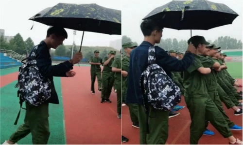 "Đắng lòng" nam sinh cầm ô che cho bạn gái học quân sự