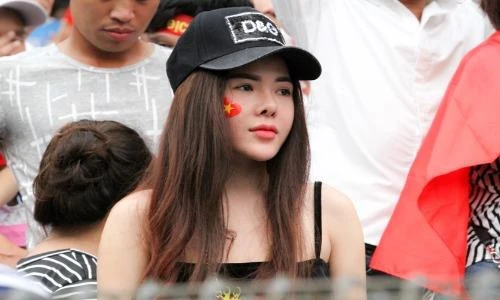Những bóng hồng CĐV U23 Việt Nam nóng bỏng trên khán đài