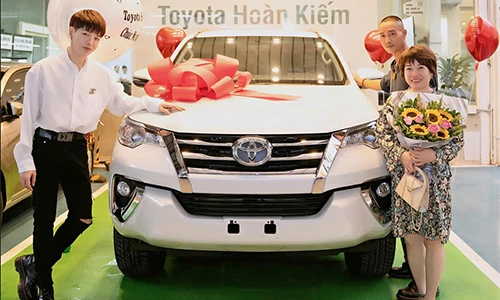 Đức Phúc chi tiền tỷ sắm xe Toyota Fortuner tặng bố mẹ