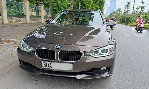 Xe sang BMW 320i chạy 4 năm chỉ 990 triệu ở Hà Nội 